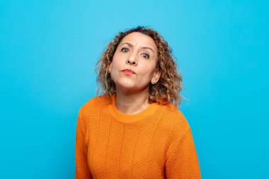 Aptal, çılgın, şaşırmış bir ifadeyle orta yaşlı bir kadın. Yanakları şişmiş, doldurulmuş, şişman ve yemek dolu.