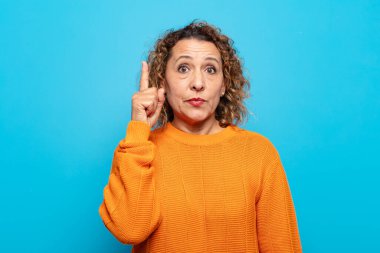 Orta yaşlı bir kadın harika bir fikrin farkına varıp 