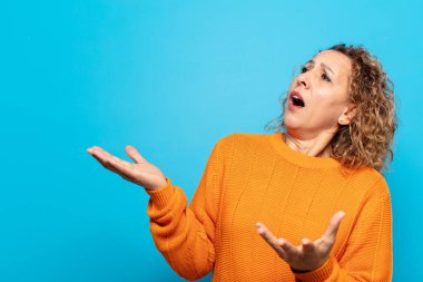 Orta yaşlı bir kadın opera yapıyor ya da konserde şarkı söylüyor. Romantik, sanatsal ve tutkulu.