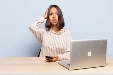 İspanyol kadın kendini stresli, endişeli, endişeli ya da korkmuş hissediyor. Elleri başının üstünde, hatayla panikliyor.