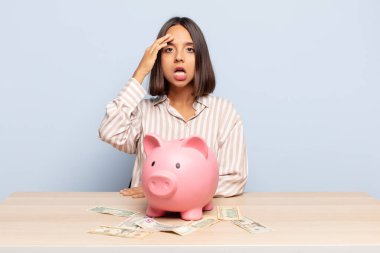 İspanyol kadın mutlu, şaşkın ve şaşırmış görünüyor, gülümsüyor ve inanılmaz ve inanılmaz iyi haberleri fark ediyor.