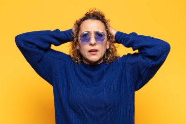 İspanyol orta yaşlı kadın kendini stresli, endişeli ya da korkmuş hissediyordu. Elleri başının üstündeydi. Yanlışlıkla panikliyordu.