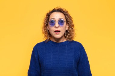 İspanyol orta yaşlı kadın şok olmuş ya da şaşırmış görünüyor, ağzı açık bir şekilde 