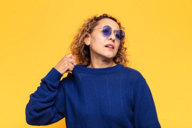 İspanyol orta yaşlı kadın stresli, endişeli, yorgun ve hayal kırıklığına uğramış, gömleğini çekmiş, sorunlu görünüyor.