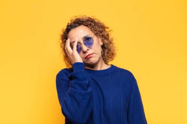 İspanyol orta yaşlı kadın yorgun, sıkıcı ve sıkıcı bir işten sonra sıkılmış, hayal kırıklığına uğramış ve uykulu hissediyor.