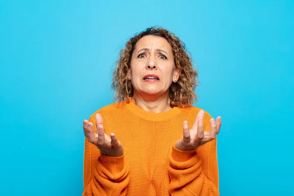 Žena Středního Věku Vypadá Zoufale Frustrovaně Vystresovaná Nešťastná Otrávená Křičí — Stock fotografie