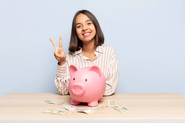 Mujer Hispana Sonriendo Luciendo Feliz Despreocupada Positiva Haciendo Gestos Victoria —  Fotos de Stock