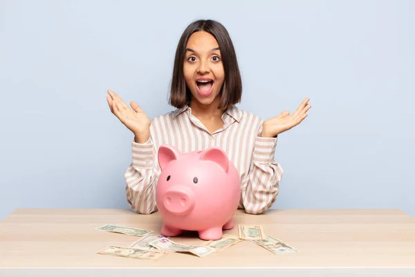 Mujer Hispana Sintiéndose Feliz Emocionada Sorprendida Sorprendida Sonriendo Asombrada Por —  Fotos de Stock