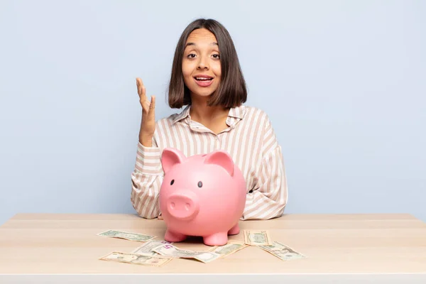 Mujer Hispana Sintiéndose Feliz Sorprendida Alegre Sonriendo Con Actitud Positiva —  Fotos de Stock