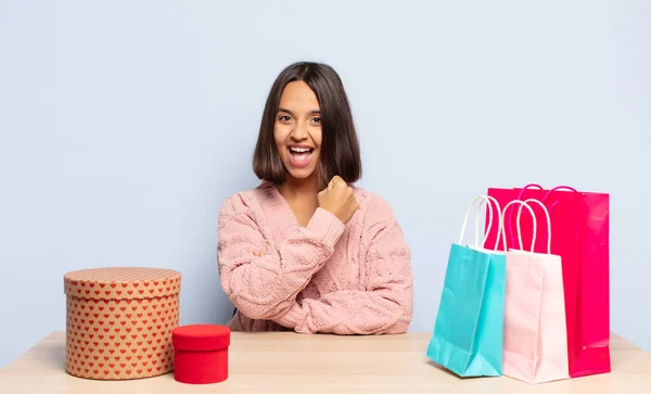 Mujer Hispana Sintiéndose Feliz Positiva Exitosa Motivada Cuando Enfrenta Desafío —  Fotos de Stock