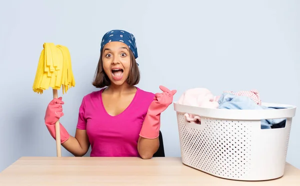 Mulher Hispânica Olhando Feliz Agradavelmente Surpreso Animado Com Uma Expressão — Fotografia de Stock