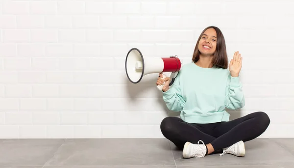 Mujer Hispana Sonriendo Alegre Alegremente Saludándote Saludándote Despidiéndote — Foto de Stock