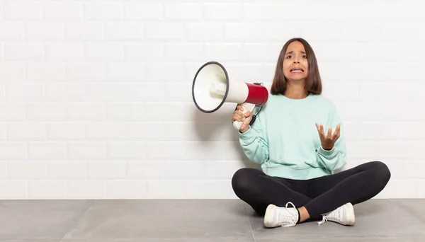 Mujer Hispana Que Parece Desesperada Frustrada Estresada Infeliz Molesta Gritando — Foto de Stock