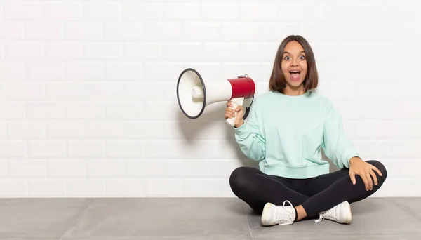 Mujer Hispana Que Feliz Gratamente Sorprendida Emocionada Con Una Expresión — Foto de Stock