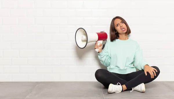 Hispanic Woman Feeling Puzzled Confused Dumb Stunned Expression Looking Something — Foto de Stock