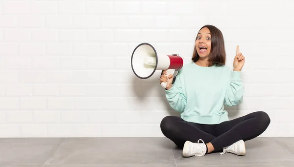 Mujer Hispana Sintiéndose Como Genio Feliz Emocionado Después Darse Cuenta — Foto de Stock