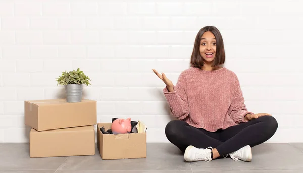 Spaanse Vrouw Die Zich Gelukkig Verrast Vrolijk Voelt Lachend Met — Stockfoto