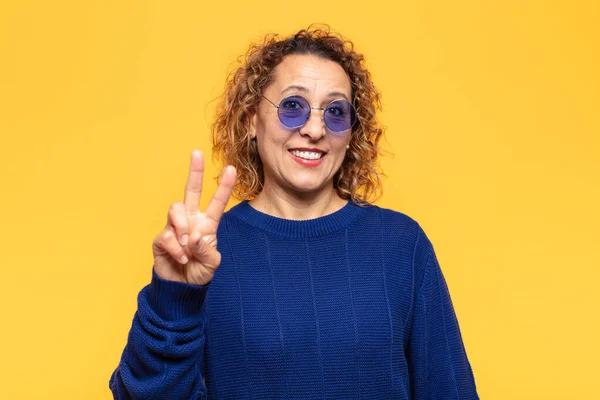 Hispânico Mulher Meia Idade Sorrindo Olhando Amigável Mostrando Número Dois — Fotografia de Stock