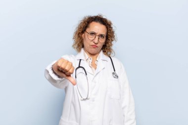 Latin kökenli orta yaşlı bir kadın sinirli, sinirli, hayal kırıklığına uğramış ya da canı sıkkın, ciddi bir bakışla reddediyor.