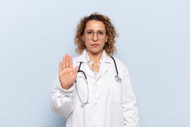 İspanyol orta yaşlı kadın ciddi, sert, hoşnutsuz ve kızgın görünüyor.