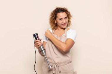 İspanyol orta yaşlı kadın mutlu, pozitif ve başarılı hissediyor, meydan okumayla karşılaştığında motive oluyor ya da iyi sonuçları kutluyor.