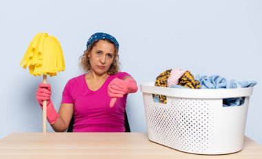 Latin kökenli orta yaşlı bir kadın sinirli, sinirli, hayal kırıklığına uğramış ya da canı sıkkın, ciddi bir bakışla reddediyor.