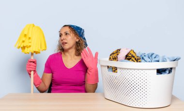 İspanyol orta yaşlı kadın stresli, endişeli, yorgun ve hayal kırıklığına uğramış, gömleğini çekmiş, sorunlu görünüyor.