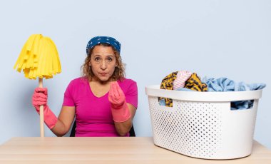 İspanyol orta yaşlı kadın kapiş ya da para hareketi yaparak sana borçlarını ödemeni söylüyor.!