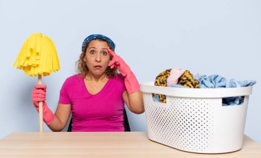 İspanyol orta yaşlı kadın şaşırmış, ağzı açık, şok olmuş, yeni bir düşünce, fikir ya da konsept keşfediyor.