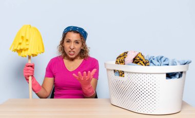 İspanyol orta yaşlı kadın sinirli, sinirli ve hayal kırıklığına uğramış görünüyor. Senin neyin var? 