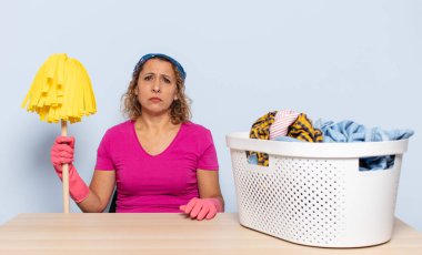 İspanyol orta yaşlı bir kadın üzgün ve mızmız, mutsuz bir bakışla, olumsuz ve hayal kırıklığına uğramış bir tavırla ağlıyor.