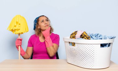 İspanyol orta yaşlı kadın düşünüyor, kuşkulu ve şaşkın hissediyor, farklı seçenekleri var, hangi kararı vereceğini merak ediyor.