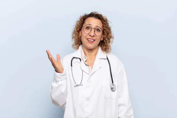 Ispanica Donna Mezza Età Sentirsi Felice Sorpreso Allegro Sorridendo Con — Foto Stock