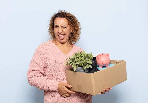 Latinamerikansk Medelålders Kvinna Med Glad Bekymmerslös Upprorisk Attityd Skämtar Och — Stockfoto