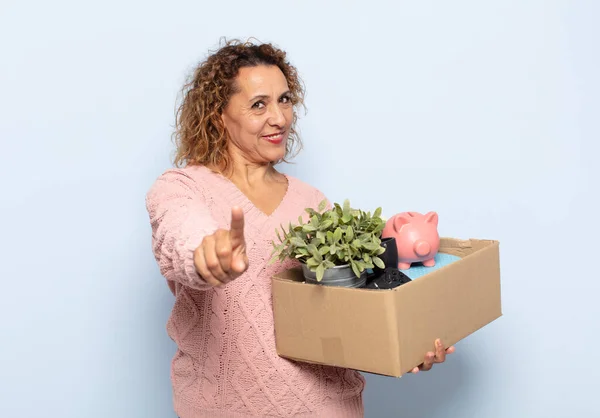 Spaanse Middelbare Leeftijd Vrouw Glimlachend Trots Vol Vertrouwen Maken Nummer — Stockfoto