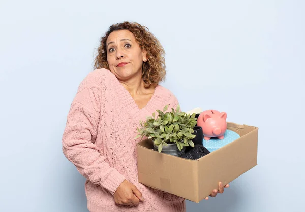 Latinamerikansk Medelålders Kvinna Skakar Känner Sig Förvirrad Och Osäker Tvivlar — Stockfoto