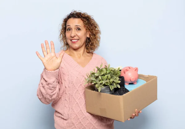 Hispanic Medelålders Kvinna Ler Och Ser Vänlig Visar Nummer Fem — Stockfoto