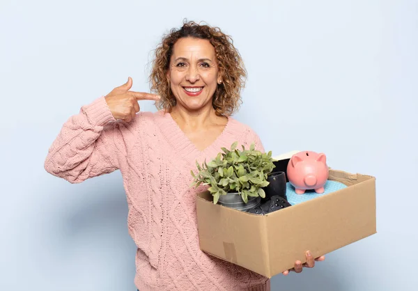 Spaanse Vrouw Van Middelbare Leeftijd Glimlachend Vol Vertrouwen Wijzend Naar — Stockfoto