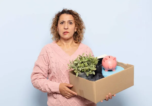 Hispanic Middelbare Leeftijd Vrouw Kijken Verbaasd Verward Bijten Lip Met — Stockfoto