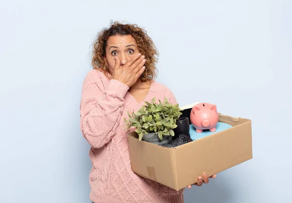 Latino Middelbare Leeftijd Vrouw Bedekken Mond Met Handen Met Een — Stockfoto