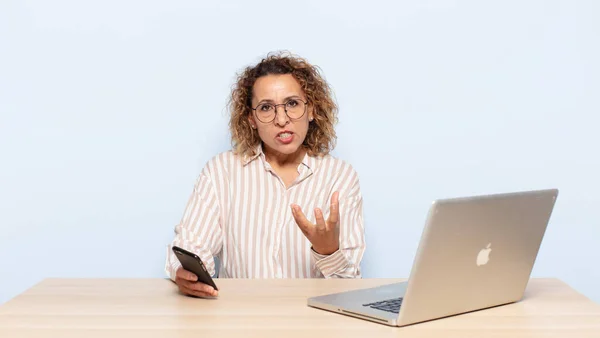 Hispanische Frau Mittleren Alters Sieht Wütend Genervt Und Frustriert Schreiend — Stockfoto