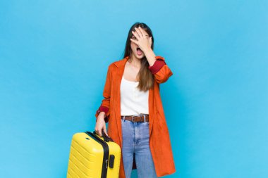 Çantası olan güzel bir kadın.