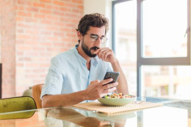 Evdeki genç adam. diyet kavramı