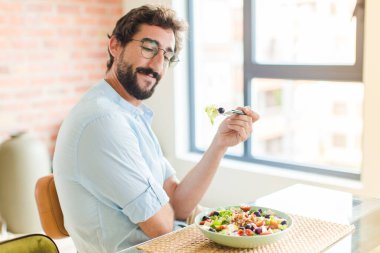 Evdeki genç adam. diyet kavramı