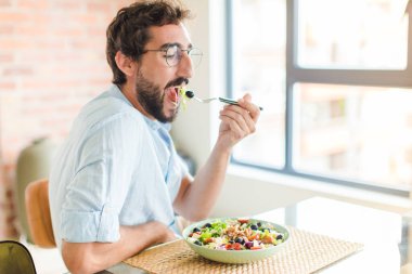 Evdeki genç adam. diyet kavramı