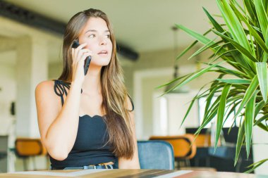 Evdeki genç ve güzel kadın.