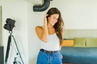 Evdeki genç ve güzel kadın.