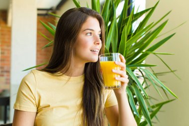 Genç ve güzel bir kadın kahvaltısını evde yapıyor.