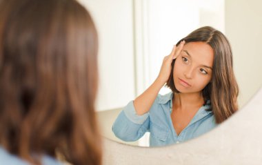 Banyodaki güzel İspanyol kadın.