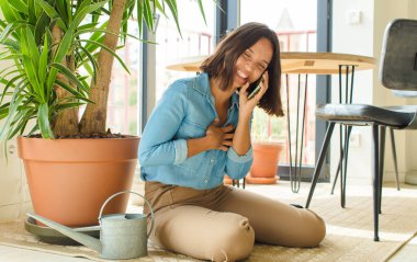 Çiçekleri olan genç ve güzel bir kadın.